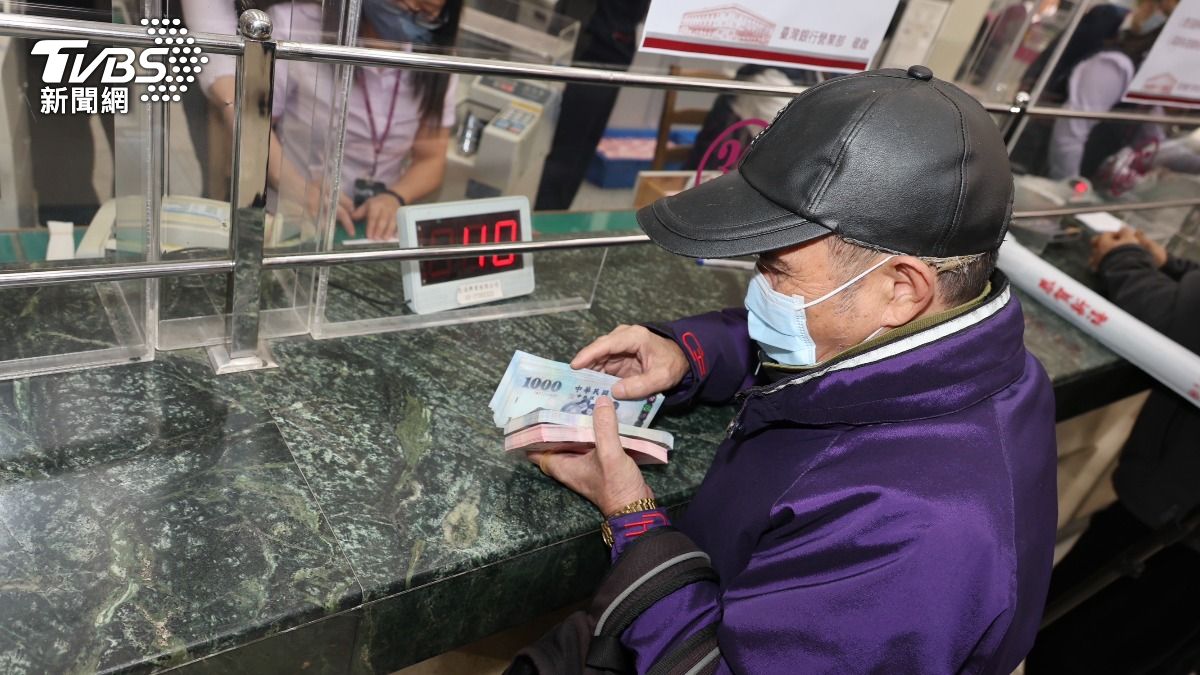 換新鈔首日有不少民眾趕快到台灣銀行排隊，搶第一時間兌換。（圖／潘建樺攝）