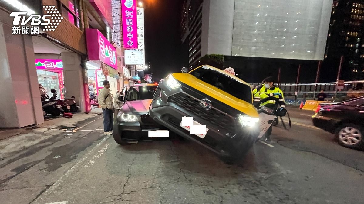 有片/勤美商圈車禍!小黃45度鏟BMW 離奇一刻全錄下
