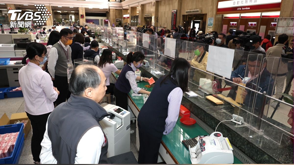 台銀總行20日一大早就聚集換鈔民眾。（圖／潘建樺攝）