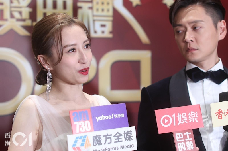 龔嘉欣在台上不忘多謝珍姐。（圖／香港01）