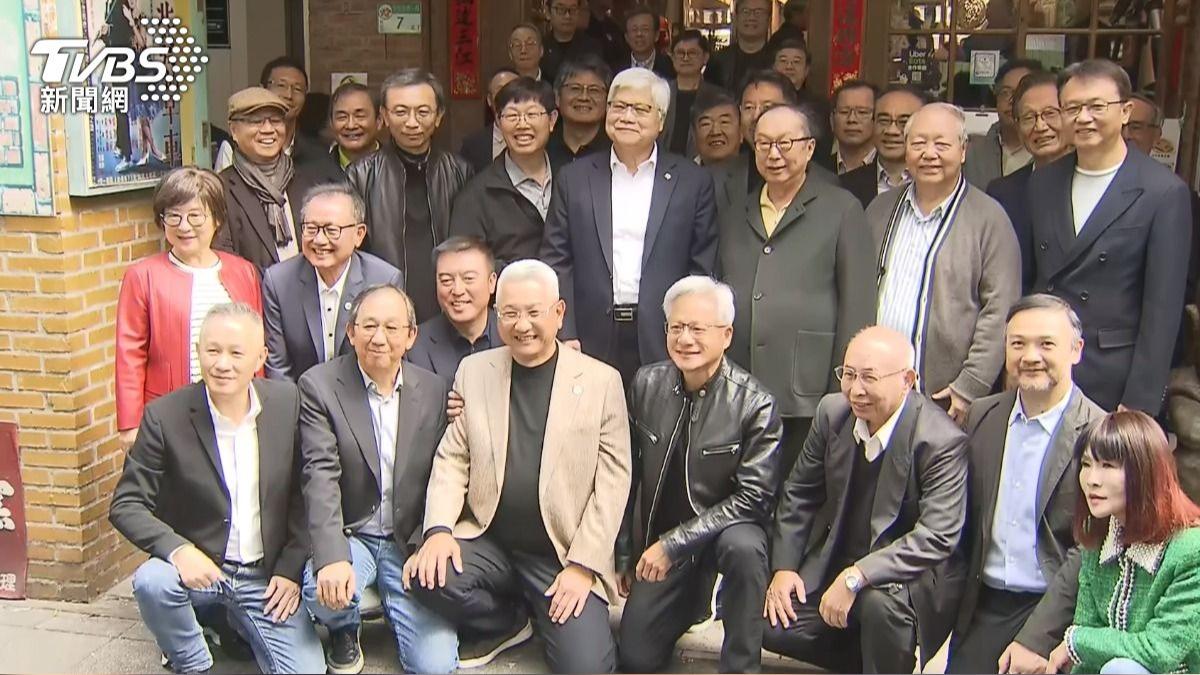 黃仁勳的「飯友們」股價勁揚 緯創漲逾半根最風光