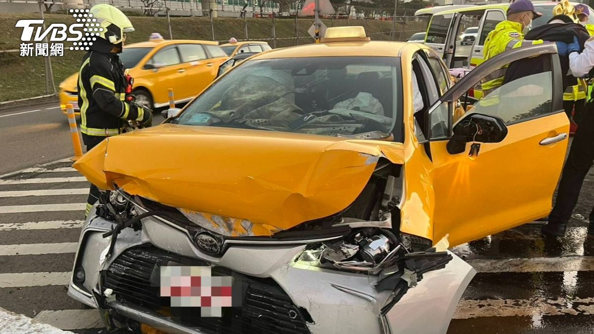 有片/桃機計程車猛撞安全島!車頭凹陷全毀 乘客腦出血急開刀