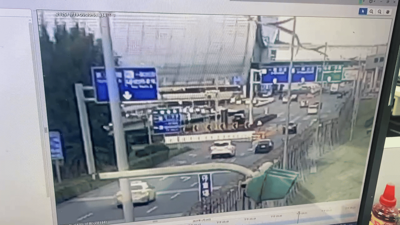 計程車猛撞安全島，車頭凹陷全毀。（圖／TVBS）