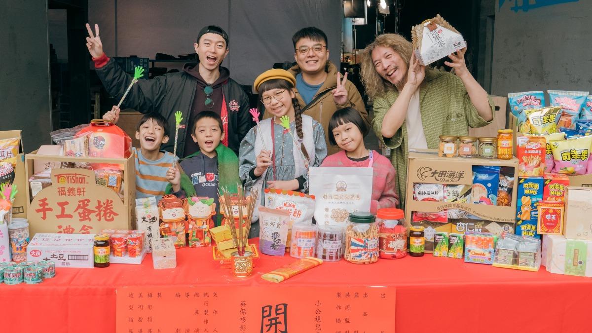 導演林亞佑(上排左起)、總導演李權洋、主演朱頭皮以及演員謝以樂(下排左起)、鄒暟澐、胖球、斯拉出席開鏡。(圖/小公視提供)