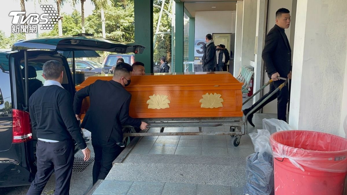 黃麟凱棺木準備火化。(圖/曾健銘攝)