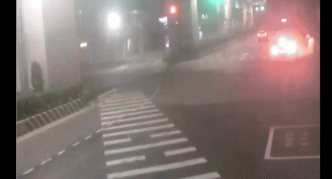 有片/泰山休旅車撞爆檳榔攤!紅綠燈攔腰斷裂 駕駛賠慘了