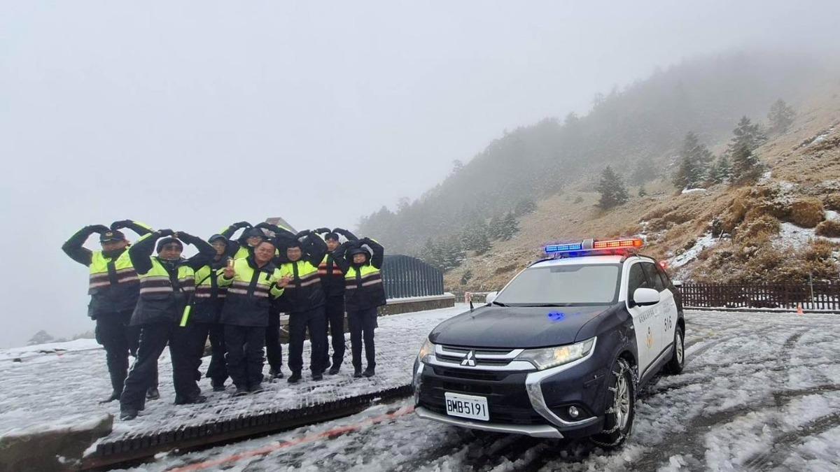 無懼低溫值勤!合歡山員警「嗨比愛心」 可愛畫面融化1.4萬人