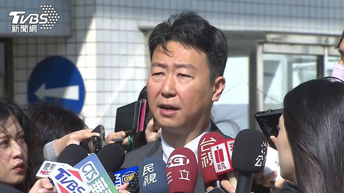 交通部長陳世凱今天前往華航董事長謝世謙追思會致意。(圖/TVBS)
