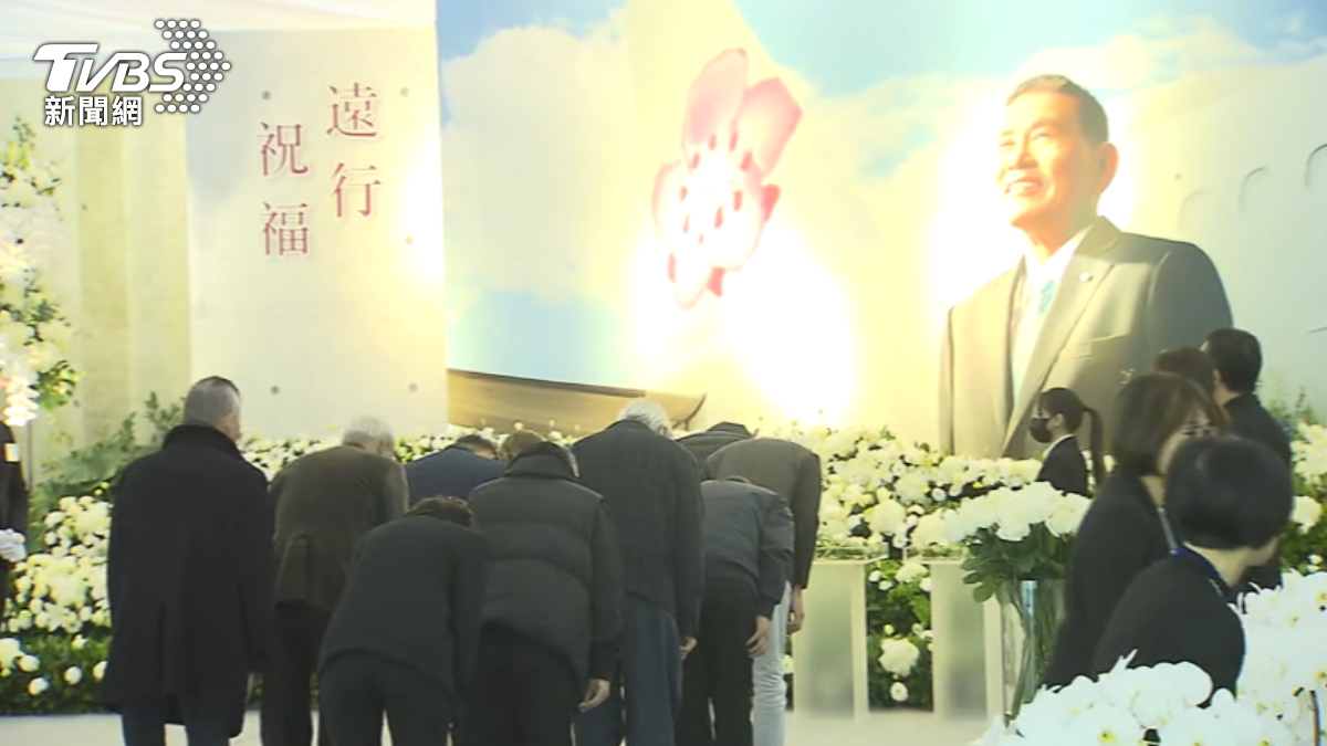 華航在松山園區舉辦連續5天的追思會，各界到場弔唁。（圖／TVBS）