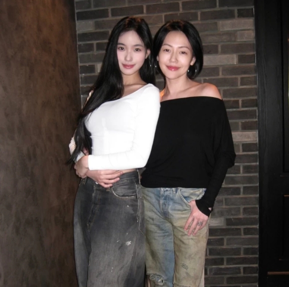 站在17歲女兒身邊合照的少女感也不輸。(圖/翻攝自IG@elephantdee)