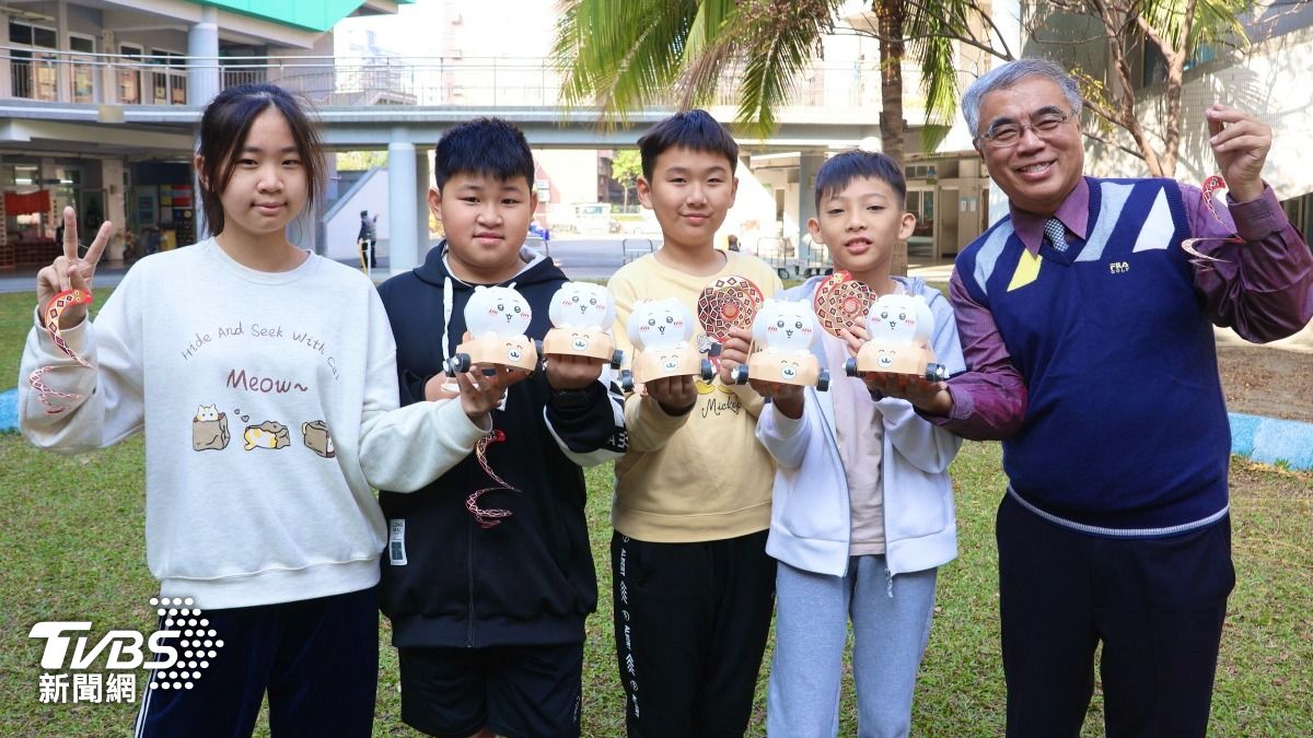 開心放寒假!高雄學童「吉伊卡哇」小提燈到手 還有蛇年紅包