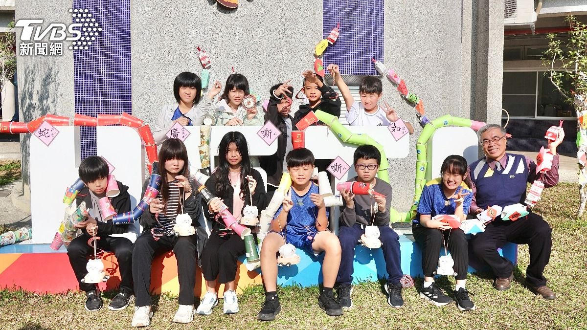 河堤國小發放的乙巳年蛇年小紅包及小提燈給全校學生。(圖/TVBS)