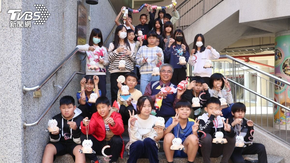 河堤國小發放的乙巳年蛇年小紅包及小提燈給全校學生。(圖/TVBS)