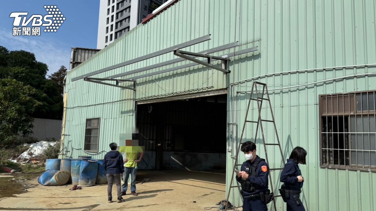 阮男於該住宅工地進行施作工程時,不知何故從頂棚天花板摔下來。(圖/TVBS)