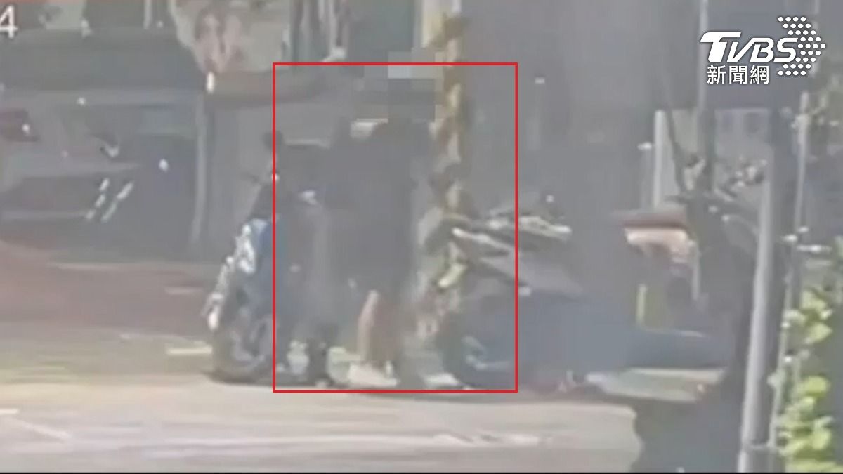 監視器拍下黃男持刀攻擊在路邊修車的路人。(圖/TVBS)
