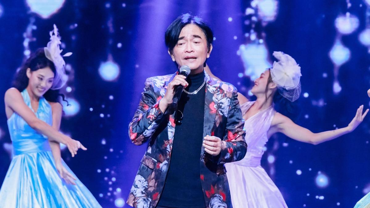 吳宗憲登台深情演唱。(圖/中視提供)