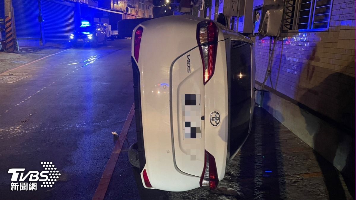 新北2男吃宵夜自撞翻車!友人當場逃離 一查「竟是通緝犯」