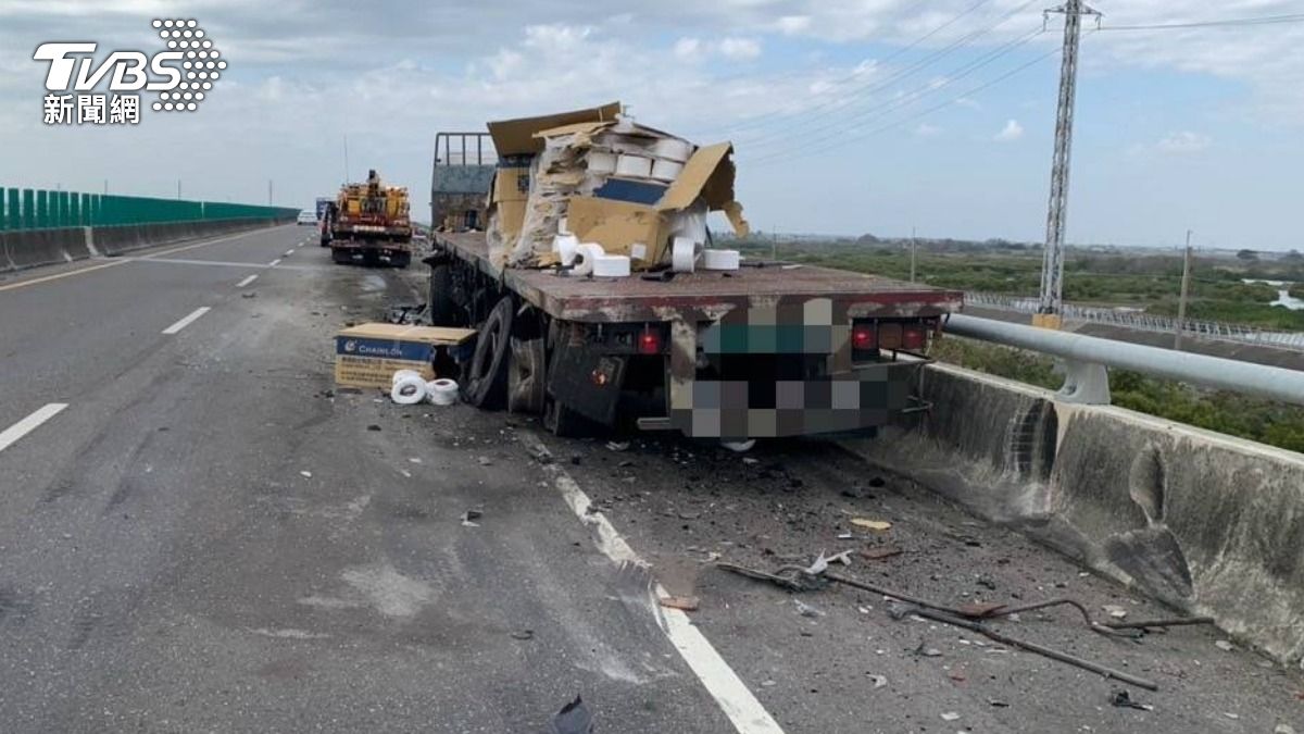 快訊/台84砂石車追撞 司機「噴飛橋下」送醫搶救亡