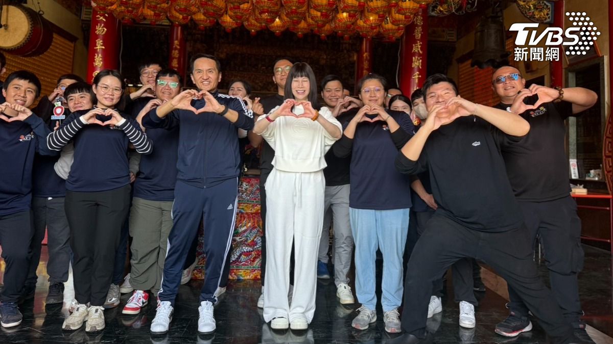 醫美集團總裁常如山率領團隊,在旗山致贈長輩春節紅包,這項公益活動已長達10年(圖/愛爾麗)