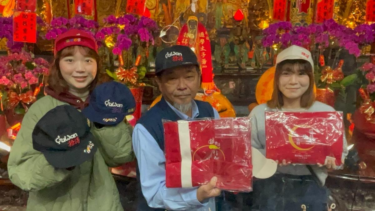 遊學太子爺駐駕,現場發送遊爺帽子及背包。(廖大乙提供)