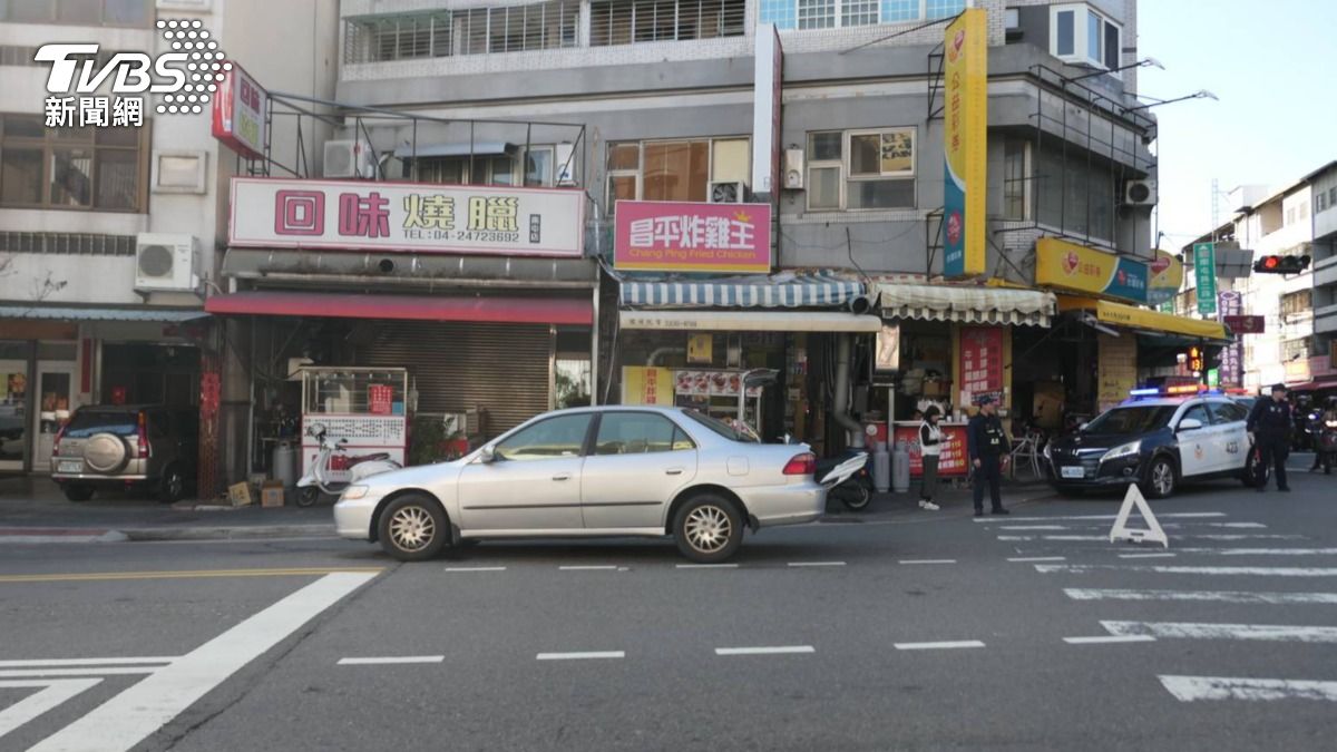 有片／行人地獄？台中男過馬路遭撞趴引擎蓋　下秒彈飛全身傷