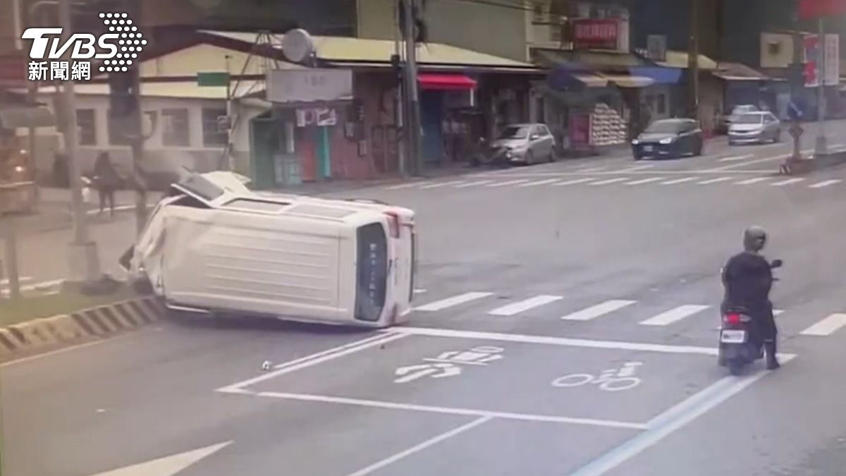 有片/高速衝撞分隔島!廂型車「飛起」翻覆 花蓮父子受困送醫
