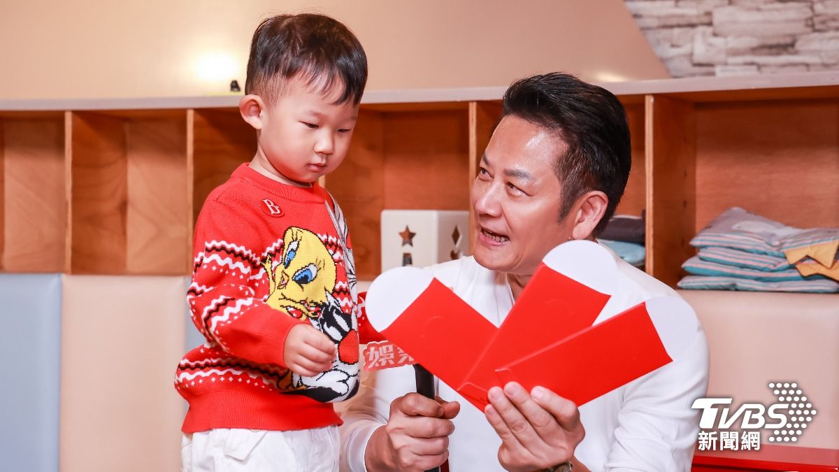 由夢果抽紅包決定徐乃麟要執行的任務。(圖/趙世平攝)