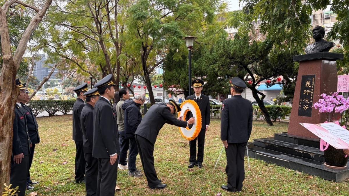 為緬懷工作中英勇殉職的消防及義消人員,台中市消防局都會進行哀悼致意。(圖/台中市消防局提供)