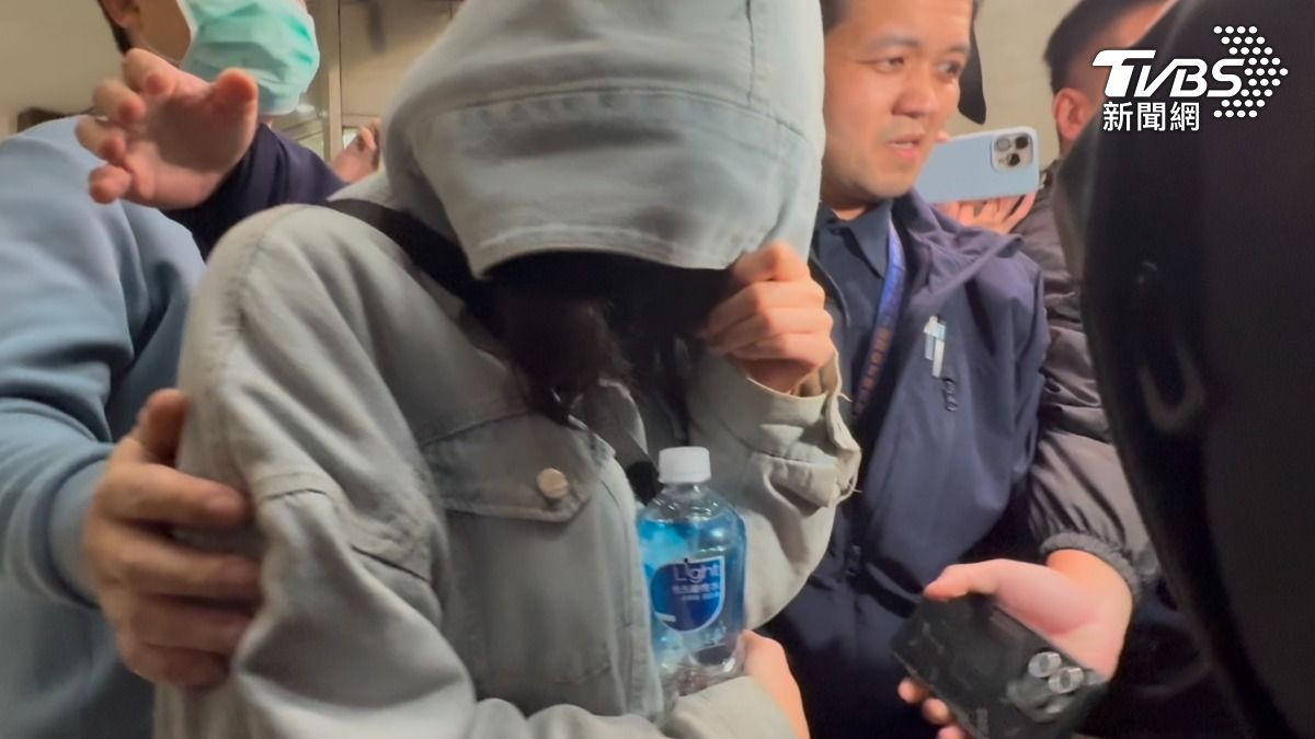 精舍命案被問涉案多深?李威夫妻頭超低「親友護送」離去