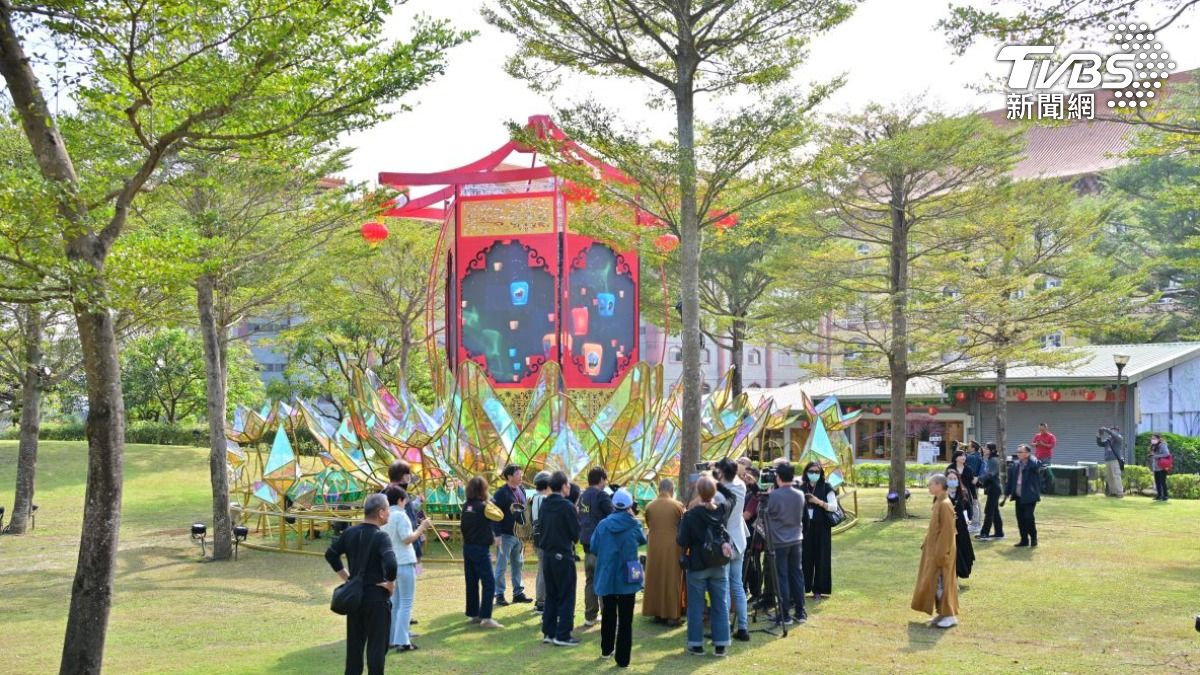 「佛光山春節平安燈法會」 1/29登場，有四大主題，包括「向前有路正道行」、「光明在望遍五洲」