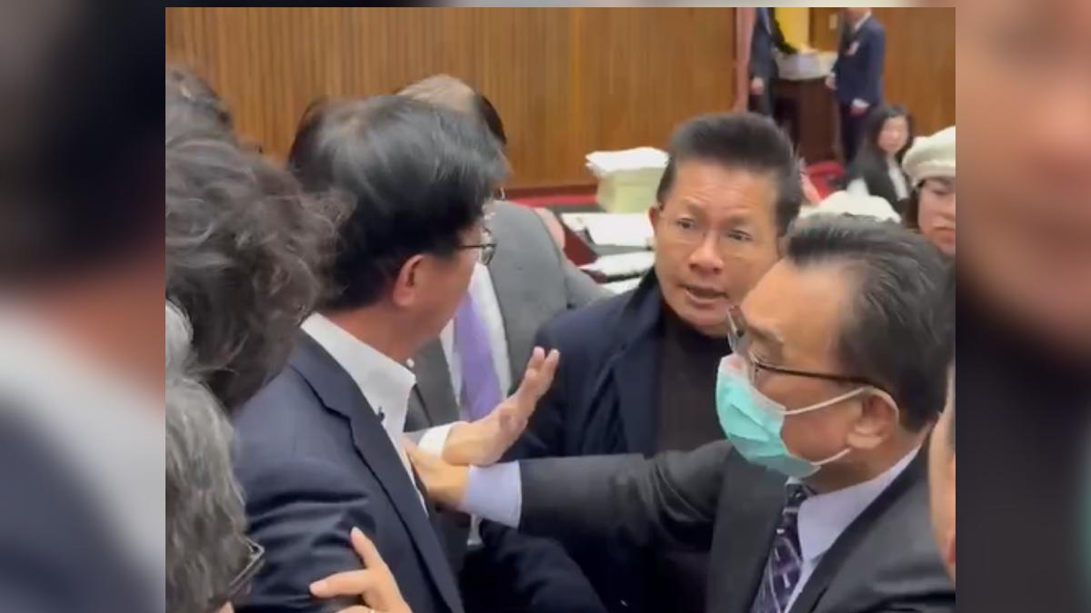 民眾黨立委吳春城拍桌民進黨立委吳沛憶後,民進黨立委郭國文、沈伯洋等人便上前阻攔。(圖/翻攝自民進黨立法院黨團Threads)
