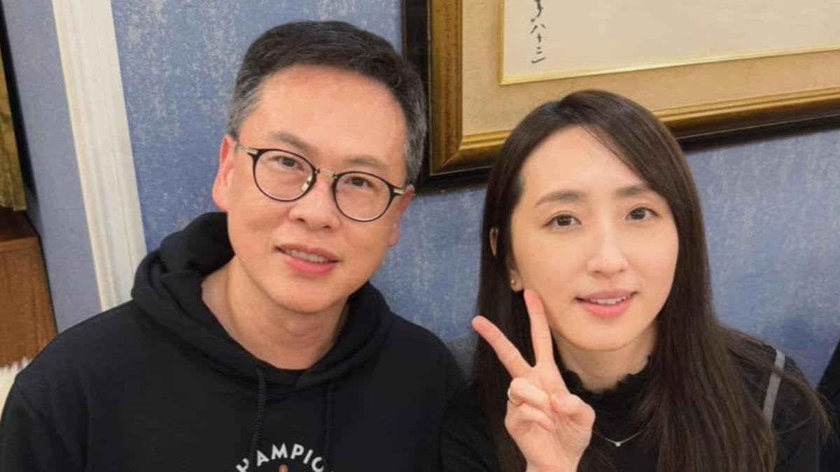 王兆杰(左)跟女神柯佳嬿(右)合體。(圖/翻攝自賈永婕臉書)