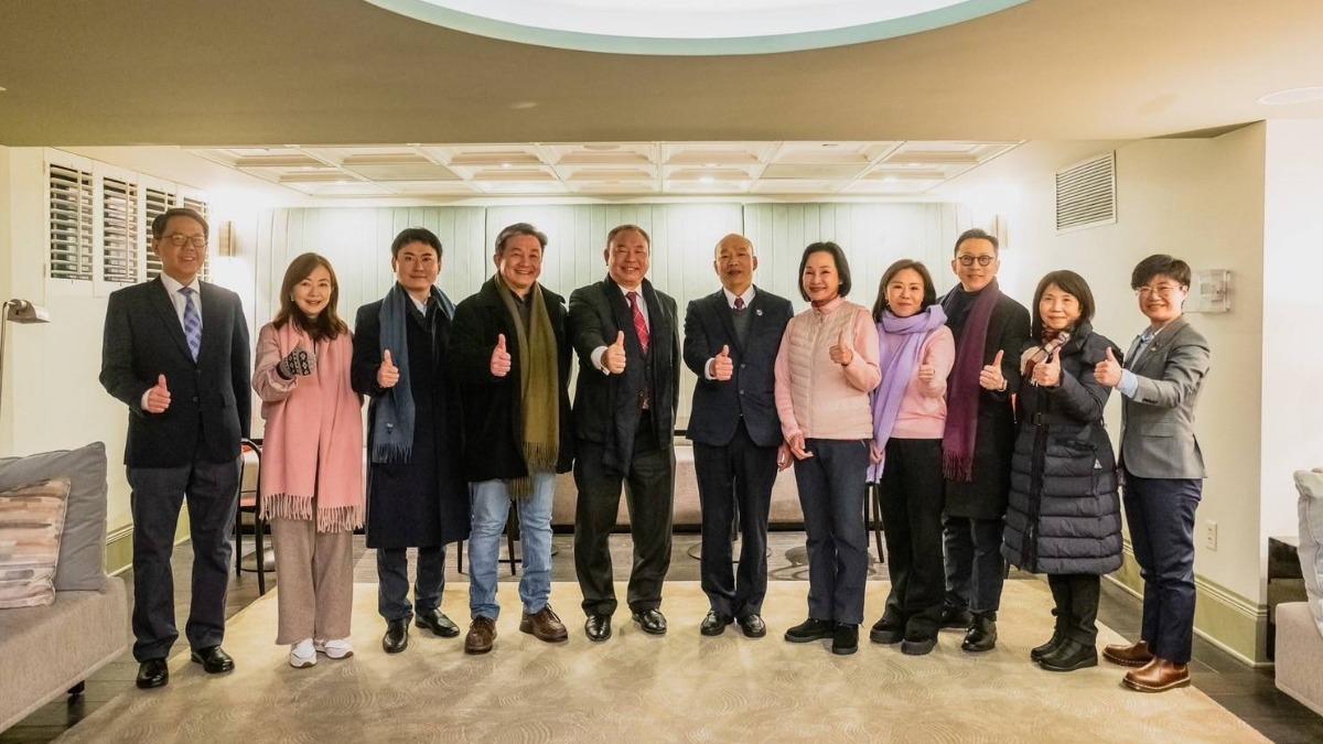 立院跨黨派代表團與外館人員合影。（圖／李彥秀提供）