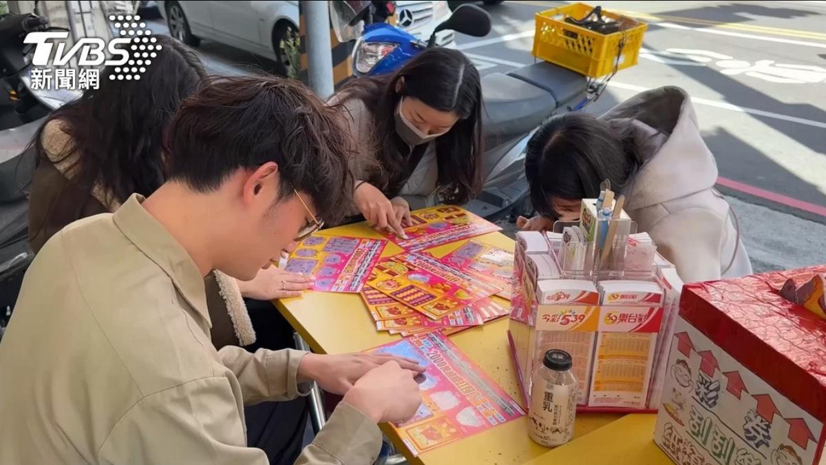 刮刮樂連4人中大獎　台中男摸大金豬、他逆風選這數字抱回百萬