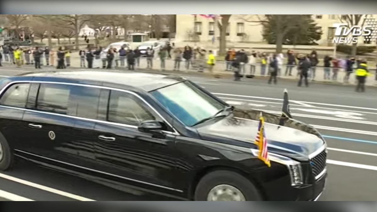 川普與拜登共乘禮車前往國會山莊。(圖/翻攝AP直播)