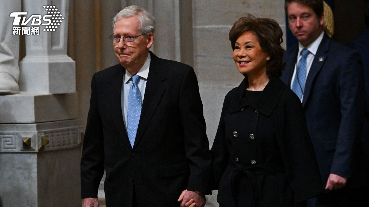 共和黨參議員麥康諾(左)與妻子、前美國交通部長趙小蘭。(圖/達志影像美聯社)