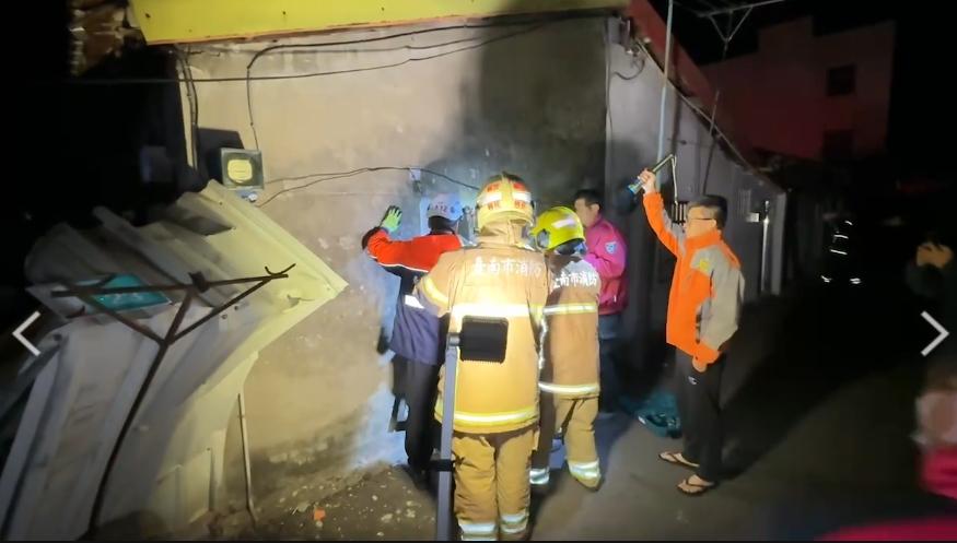 快訊/台南民宅倒塌民眾抱嬰滿身血逃出 強震震斷竹圍橋