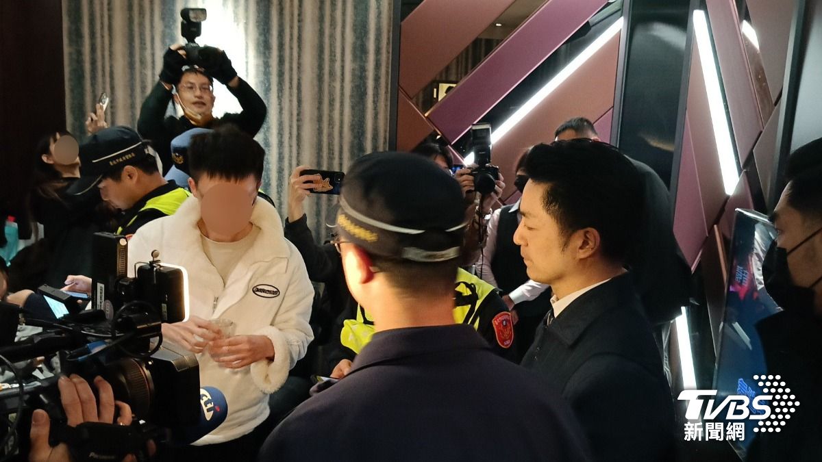 蔣萬安與北市警方前往KTV進行臨檢。(圖/TVBS)