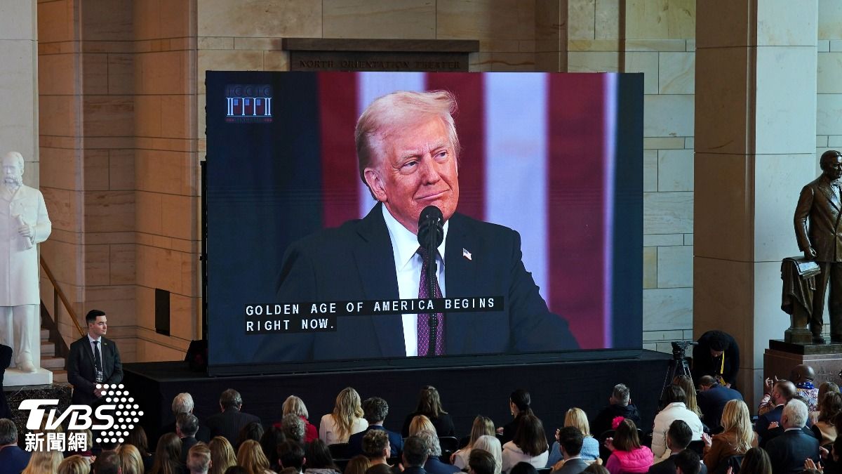 觀眾透過大螢幕聆聽川普演說。（圖／達志影像美聯社）
