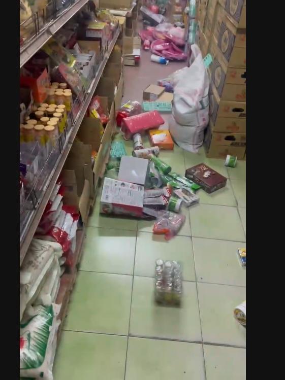 商店物品倒一地。(圖/大埔村民提供)