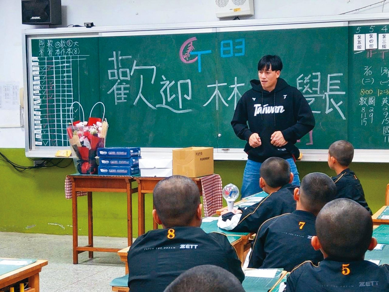 做為台灣英雄,林立回到母校,向學弟妹分享勵志經驗。(圖/翻攝自Rakuten Monkeys粉絲團)