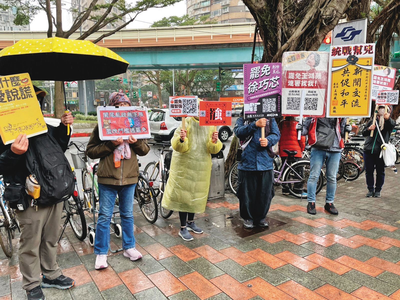 罷藍委團體為衝刺連署份數，在選區交界處進行宣傳或擺攤。（圖／翻攝自山除薇害臉書）