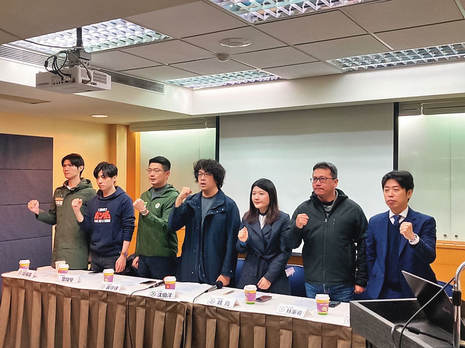 泛綠公職聯合呼籲「我不缺席,服務到底」,用選民服務概念協助罷團。(圖/翻攝自黃守達臉書)