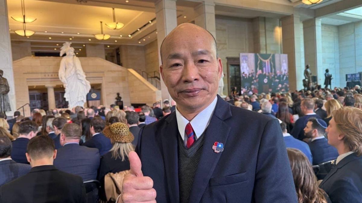 韓國瑜與外交部次長俞大㵢一同進入國會山莊的遊客中心觀看轉播。(圖/韓國瑜粉專)