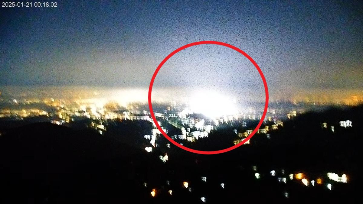 嘉義地區疑似出現地震光。(圖/翻攝自阿里山國家風景區管理處)