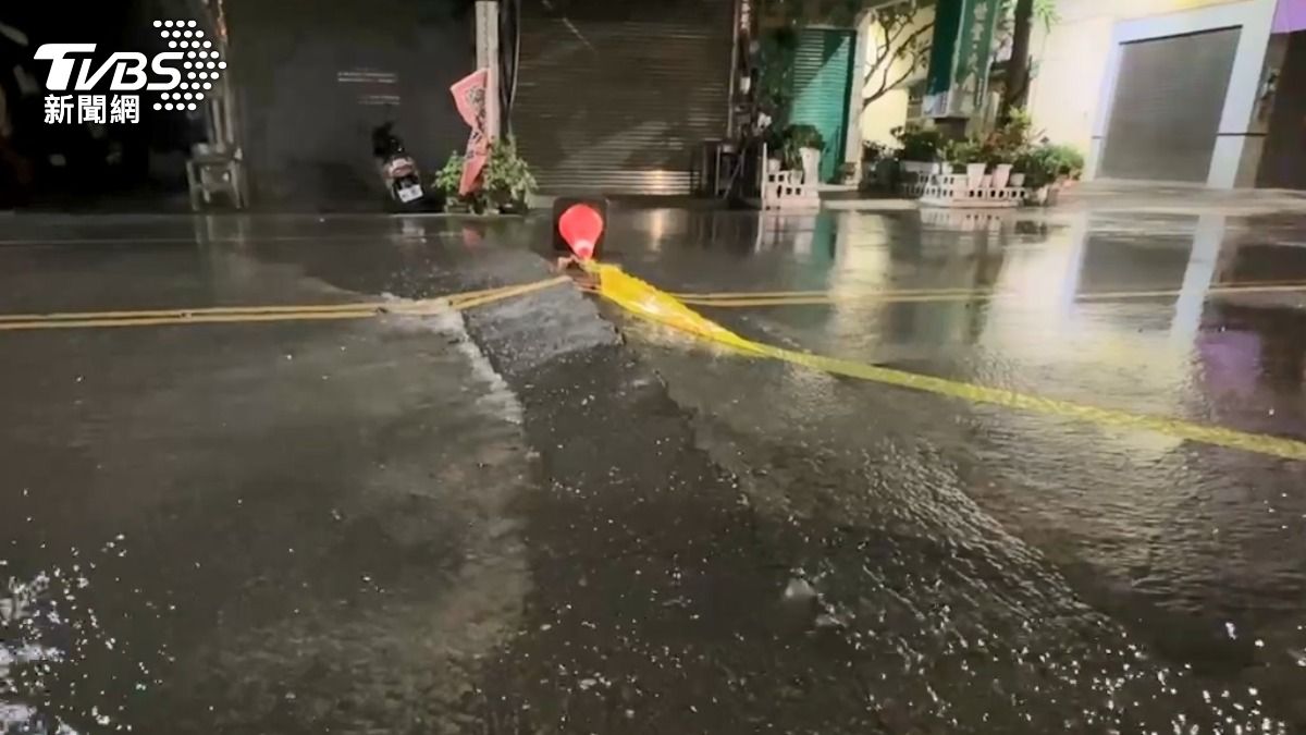 深夜連續地震!高雄大寮柏油路面「三角隆起」疑水管爆裂狂噴