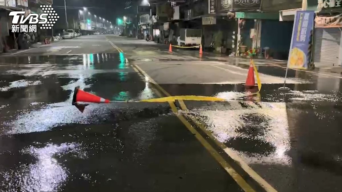 現場擺起三角錐示警。（圖／TVBS）