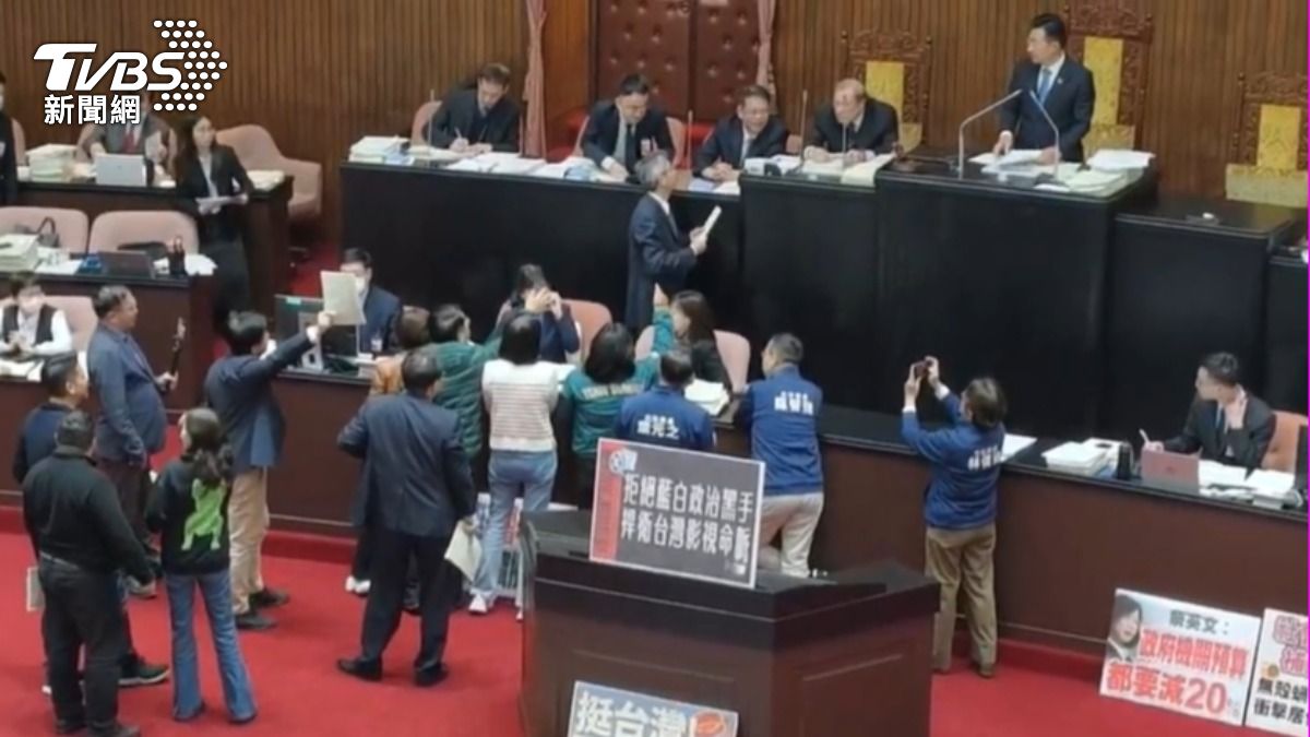 綠委不滿國民黨要重提案,要國民黨把案子都撤一撤。(圖/陳冠宇攝)