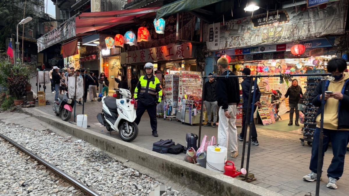 拍美照惹禍!菲女遊十分車站「張開雙臂」 下秒慘遭列車撞倒