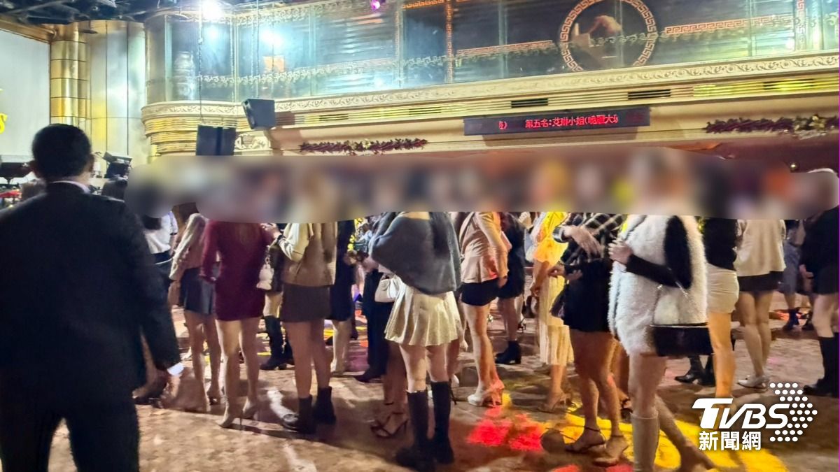身材火辣小姐們穿著清涼露美腿一字排開。(圖/TVBS)